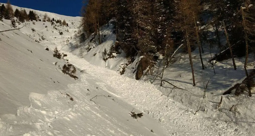 Slavina a Braies: tre scialpinisti si salvano