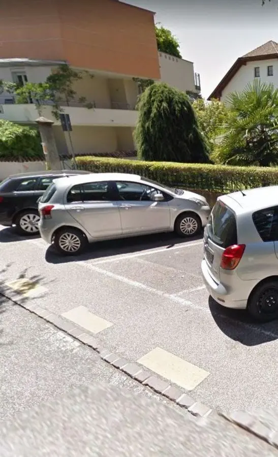Via Guncina, cancellati altri posteggi