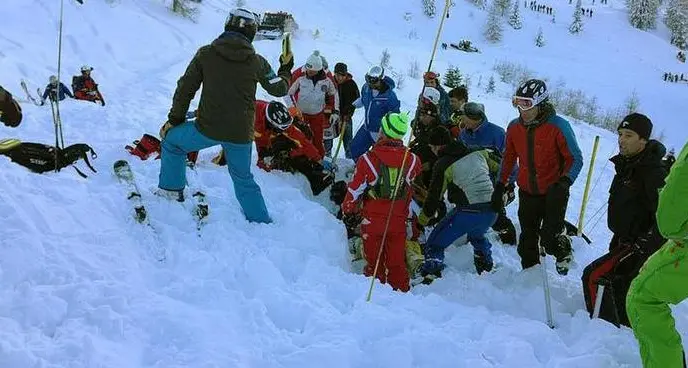 Salvo scialpinista travolto dalla valanga