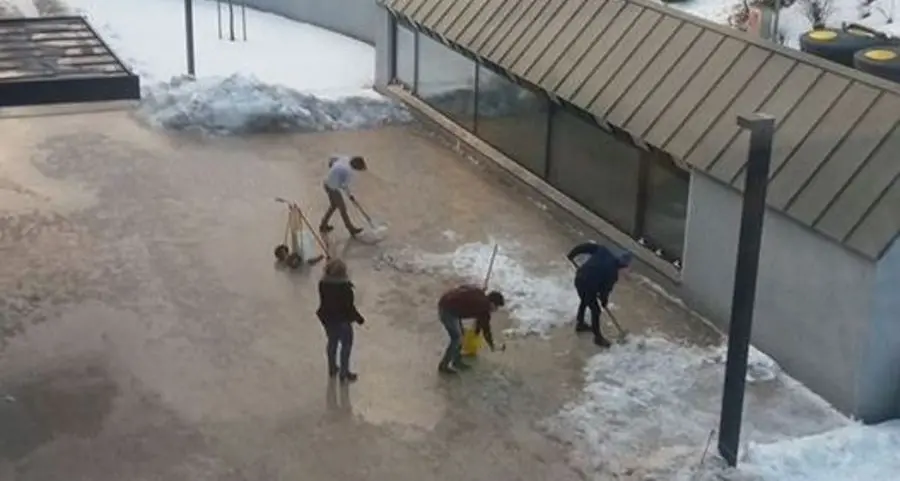 Malinteso nello sgombero, neve nel cortile italiano