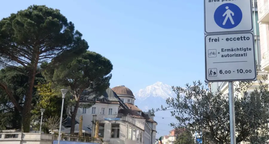 Picchiano un barista con calci e pugni