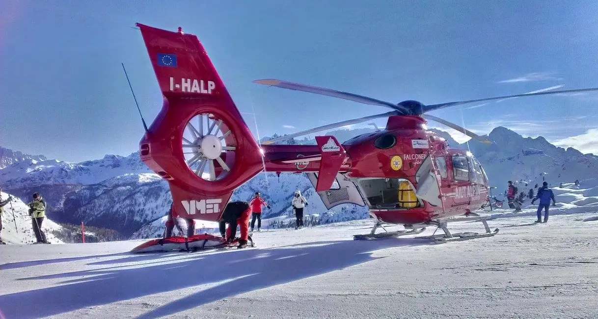 Nonna snowboarder di 80 anni cade e si rompe l'anca