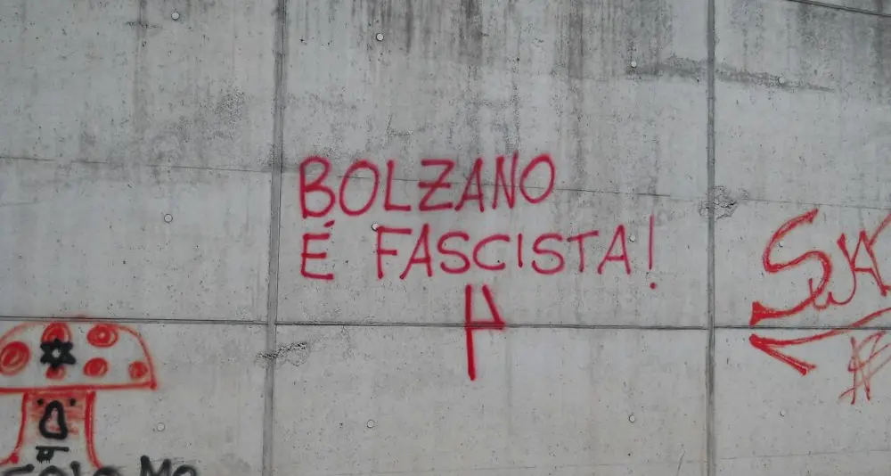 Scritte neofasciste, il Comune chiama la Digos e le cancella