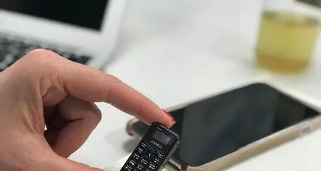 Sta nel portamonete il cellulare più piccolo del mondo
