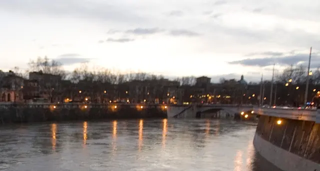 Turista cade sulla banchina del Tevere e muore