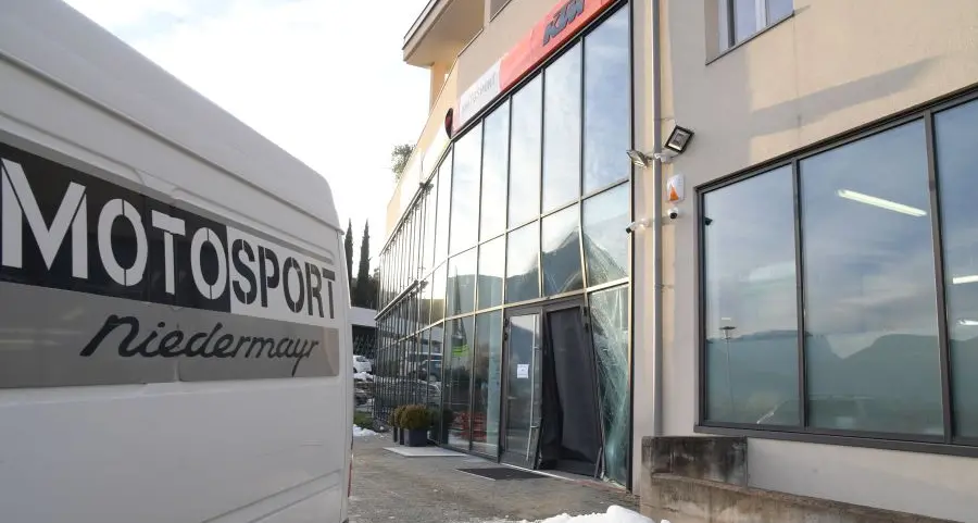 Appiano. Usano il furgone come ariete e rubano una moto