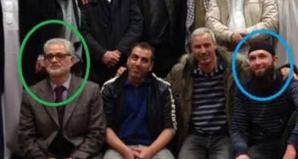 Polemica per la foto dell'imam Breigheche con due jihadisti