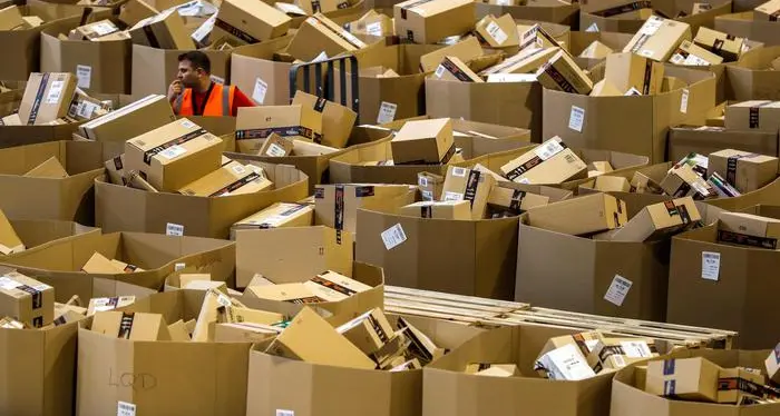 Amazon brevetta bracciali per monitorare dipendenti