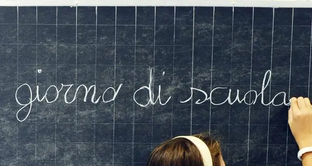 Maestra scriveva \"squola\": licenziata