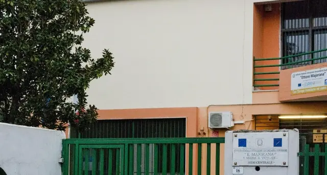 Studente sfregia al volto la prof, scuola sotto choc