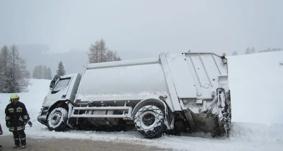 L'autogru dei vigili all'Alpe di Siusi per recuperare un camion