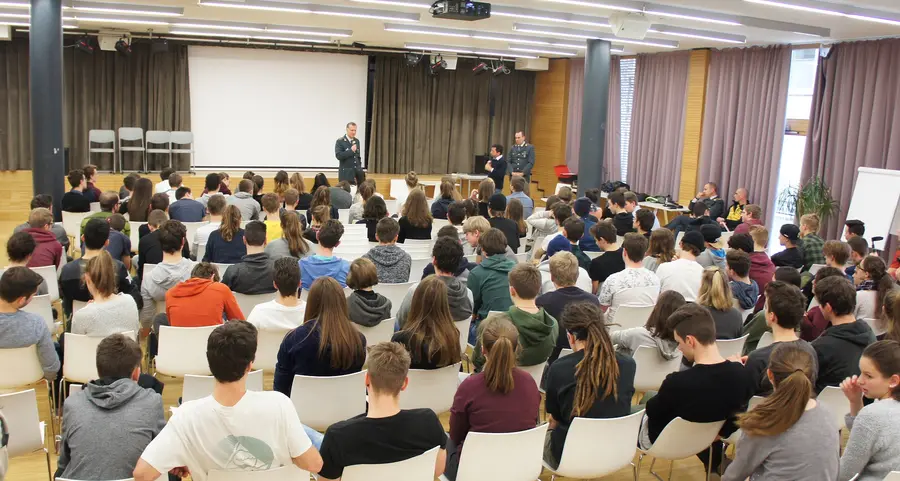 Studenti a scuola di legalità con la Finanza