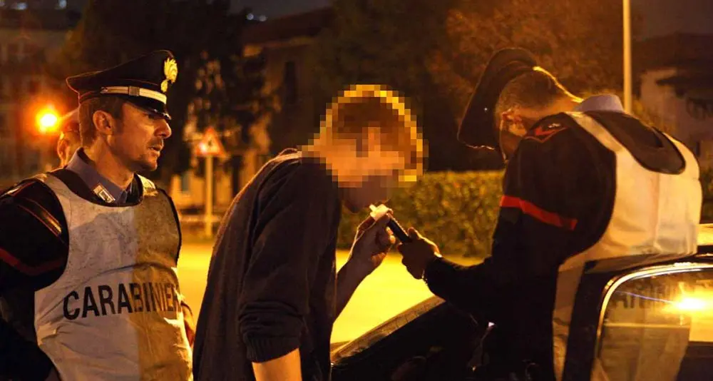 Trovato alla guida ubriaco, senza patente né revisione