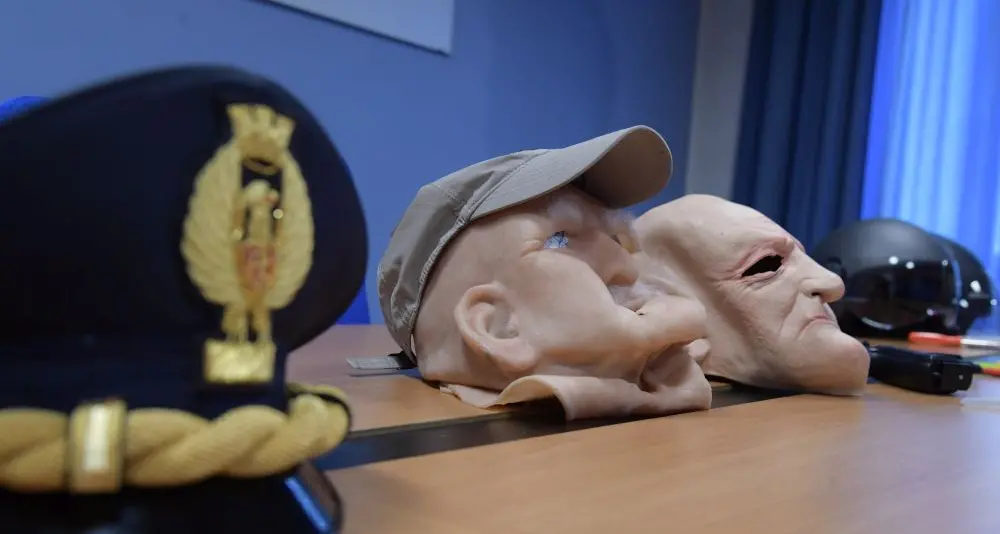 Assaltano la gioielleria con le maschere di Carnevale, la polizia li blocca