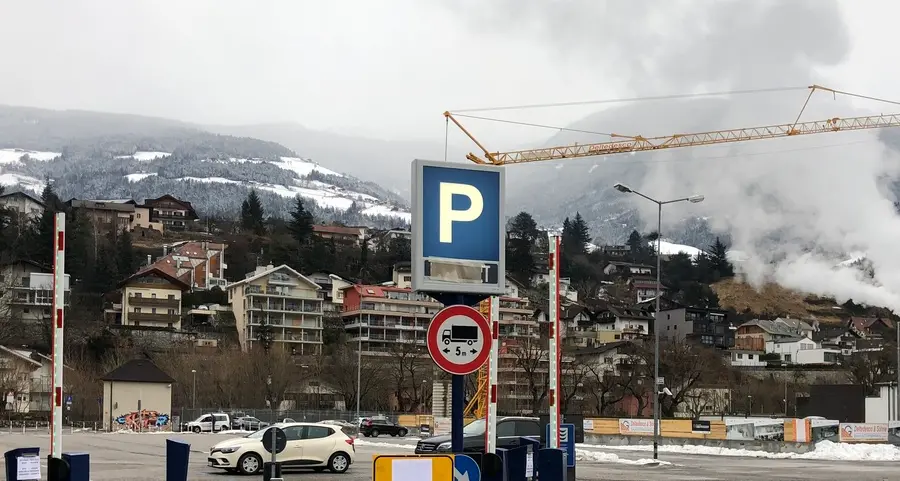 Parcheggio Priel, buche e sbarra ancora in tilt