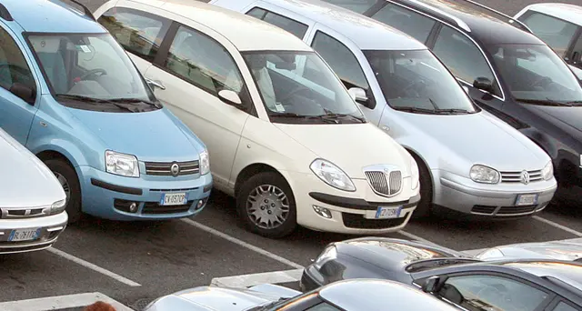 Furti e riciclaggio auto, 15 arresti