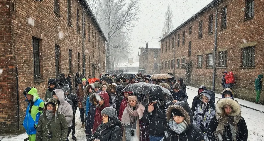 “Arbeit macht frei”, in silenzio all’entrata del lager