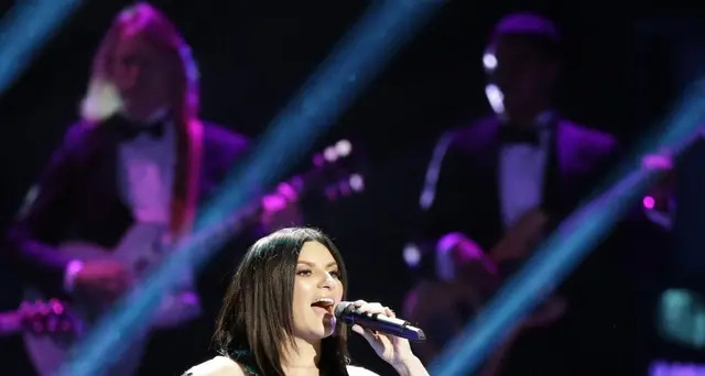 Laura Pausini ha la laringite, dà forfait stasera ma ci sarà sabato