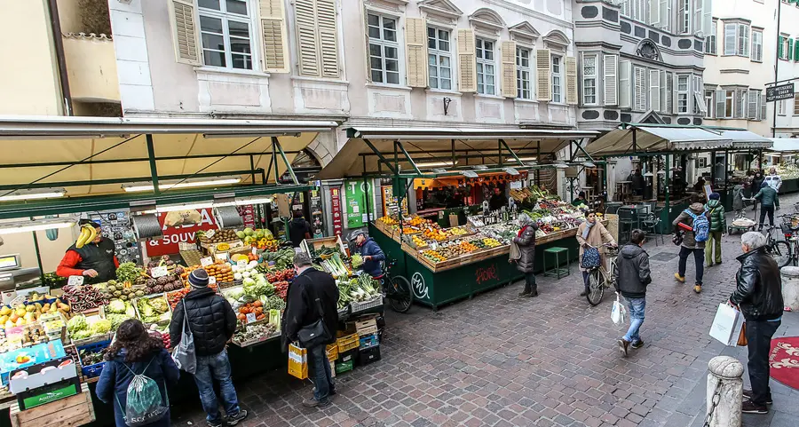 Piazza Erbe, nuove regole per merci e banchetti