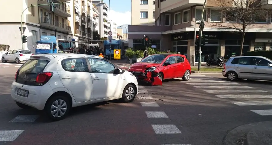 Frontale all'incrocio tra corso Italia e via Cesare Battisti