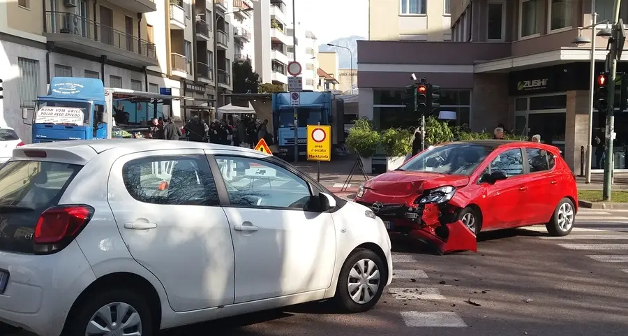 Scontro frontale tra auto all’incrocio in corso Italia