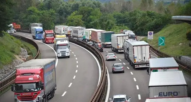 Tirolo, numero chiuso per i tir nelle giornate da bollino nero