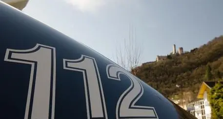 Trova il ladro sul poggiolo, la padrona di casa lo fa arrestare