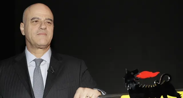 Descalzi, sorpresi da blocco piattaforma