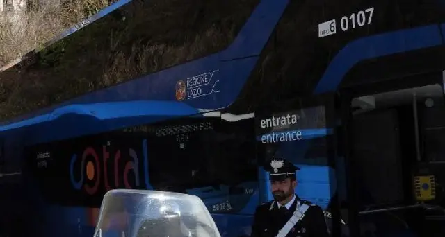 Aghi siringhe in sedili bus, denunciato