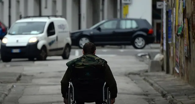 Perseguita disabile, denunciato 17enne