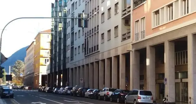 Travolge auto in sosta, i vigili cercano testimoni