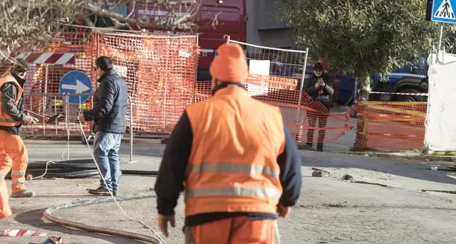 Voragine Roma, aggredito giornalista Rai