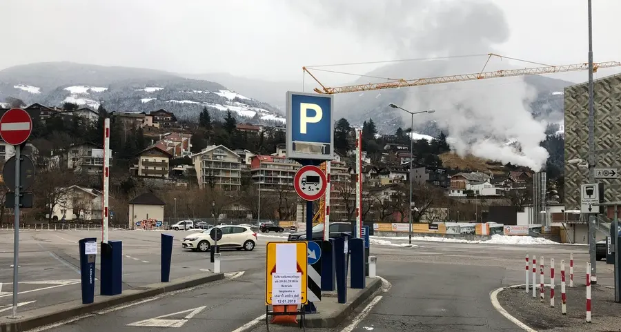 Parcheggio Acquarena, la giunta: «Via le sbarre»