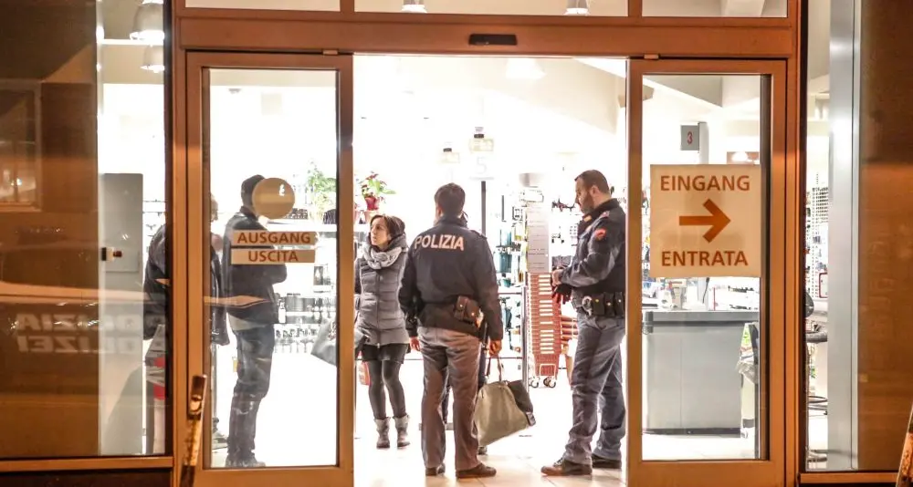 Bolzano, tentata rapina con pistola al supermercato