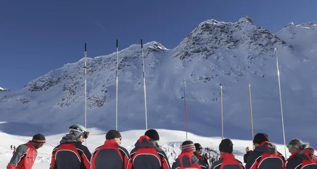 Valanga travolge 20 scialpinisti, salvi