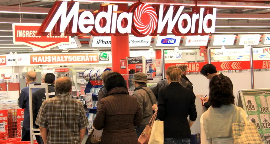 Mediaworld, tagliata la paga domenicale