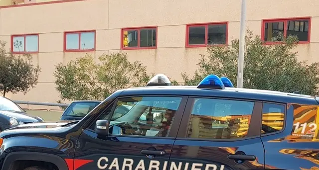 Aggredisce moglie e figlio, fin di vita