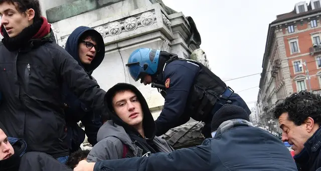 Milano, studenti sgomberati da monumento