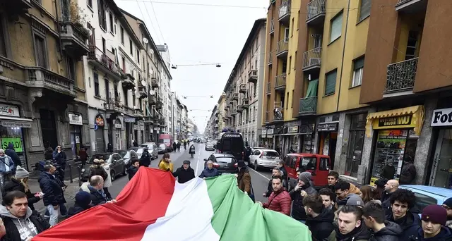 Cortei Milano, maxi tricolore Fdi
