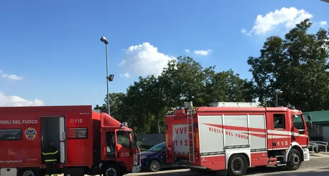 Terra e massi su supermarket ad Ischia