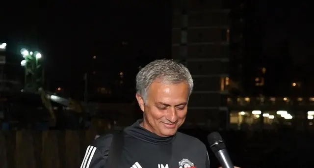 Le 'Iene' da Mourinho con maglia Conte