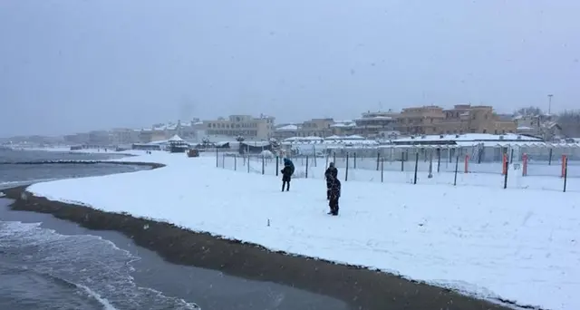 Romani 'in vacanza', neve spiaggia Ostia