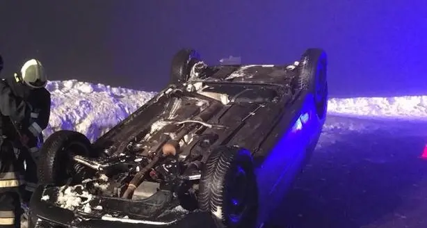 L’auto finisce ruote all’aria