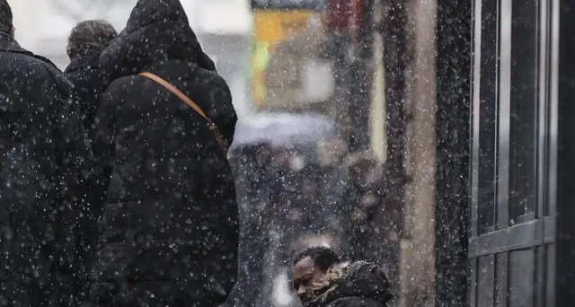 Politici Parigi dormono con clochard