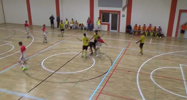 \"Stese\" l'arbitro, calciatore trentino risarcisce