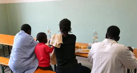 Attività di volontariato per i migranti a Nova Levante