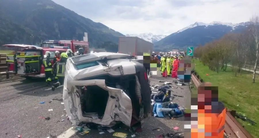 Spaventoso tamponamento in A22, 17 i feriti