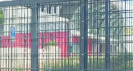 Bolzano, al Palasport arrivano recinzioni contro vandali e bivacchi