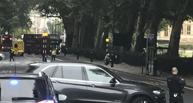 Auto contro barriere a Westminster