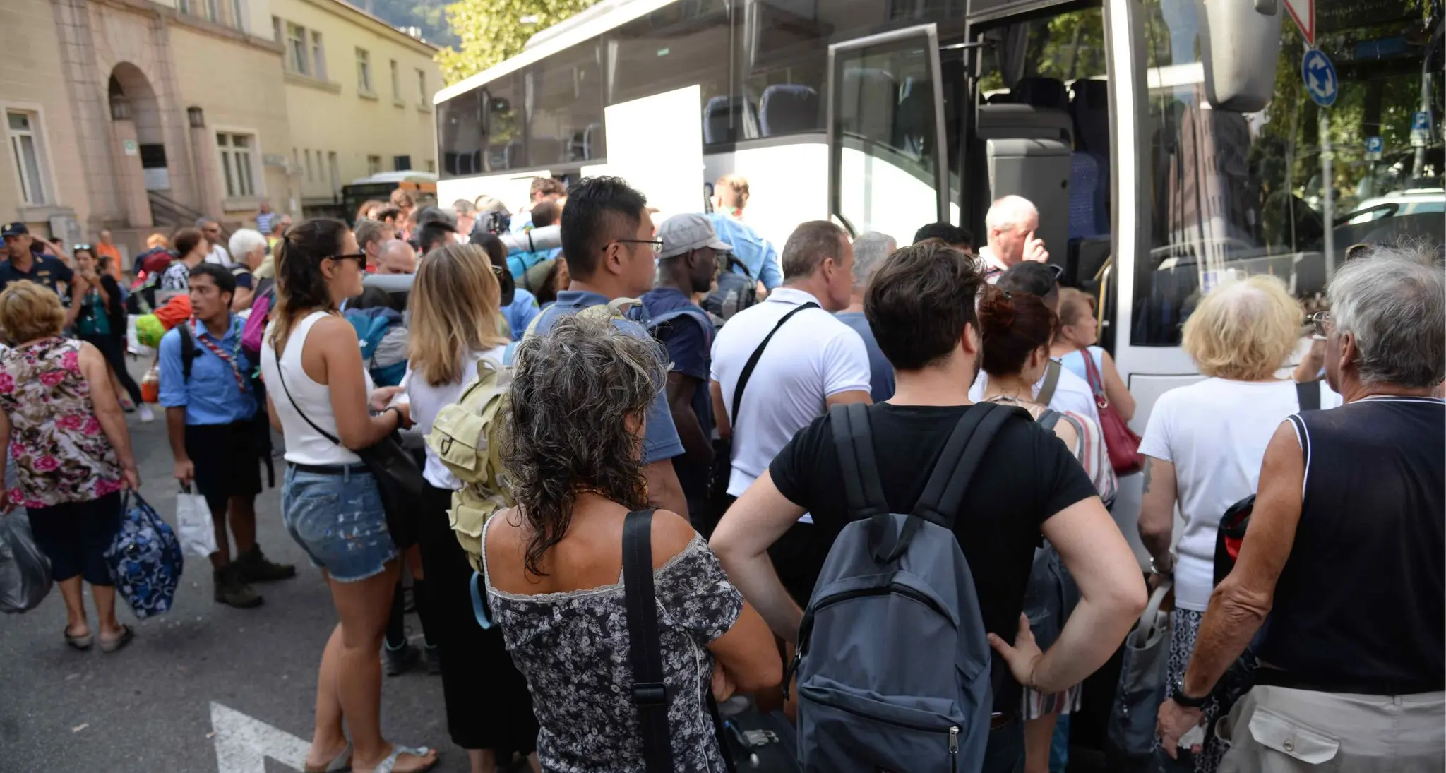 Niente treni per i lavori, scatta l'assalto ai bus